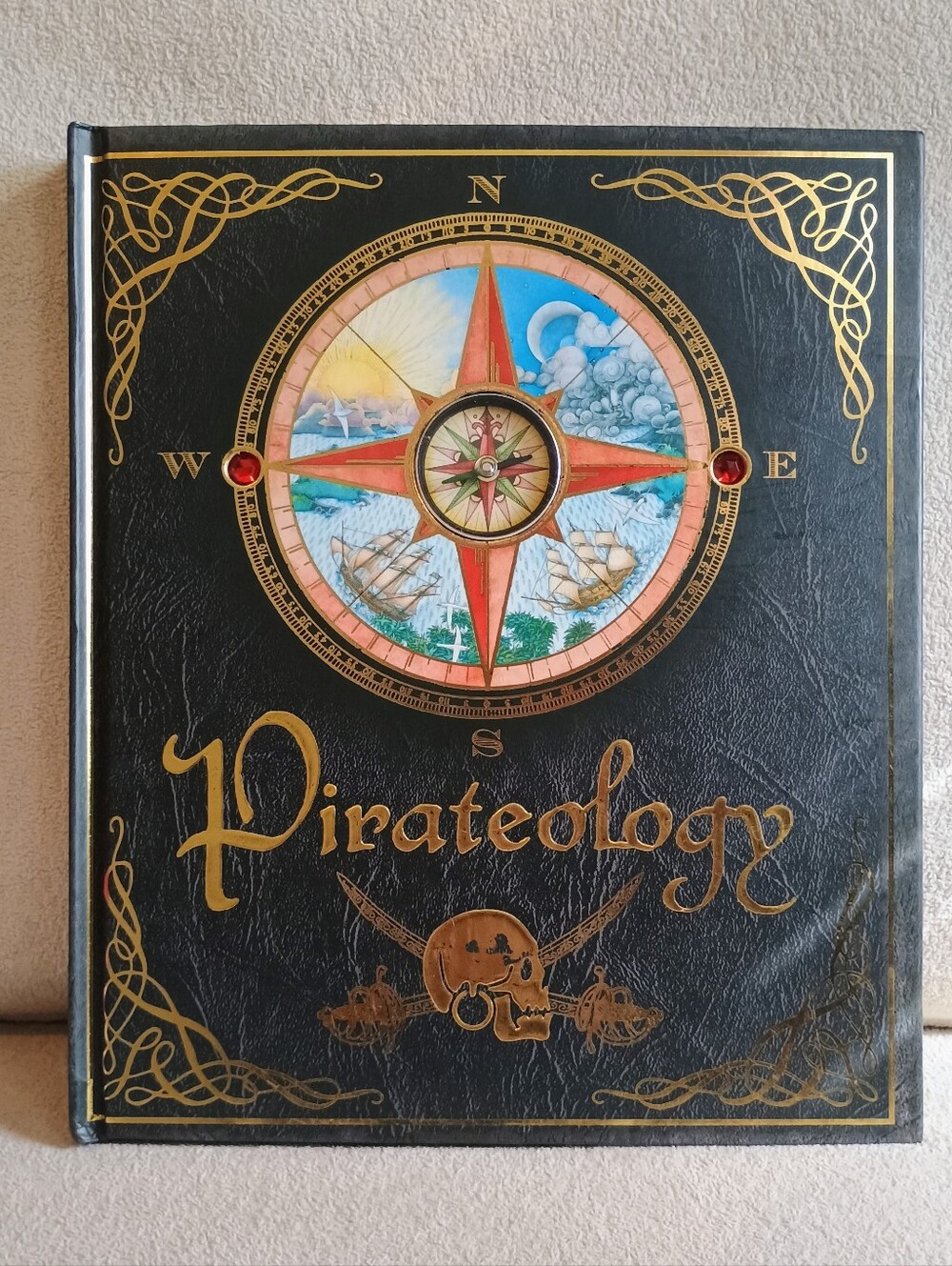 Pirateology - A Pirate Hunter's Companion By Candlewick Press